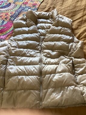 Uniqlo light weight vest like new.tan large